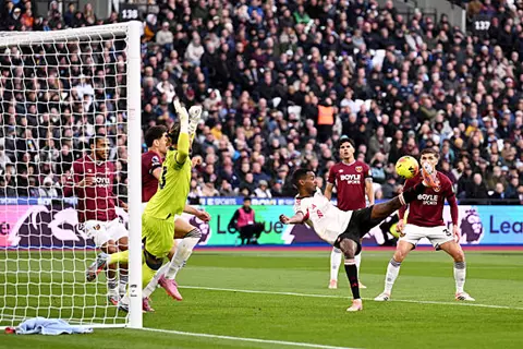 دقيقة بدقيقة.. وست هام 0-0 ليفربول.. تسديدة للريدز 